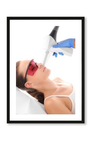 Kosmetyczka, depilacja laserowa. Klinika kosmetyczna, kobieta podczas zabiegu depilacji laserowej twarzy