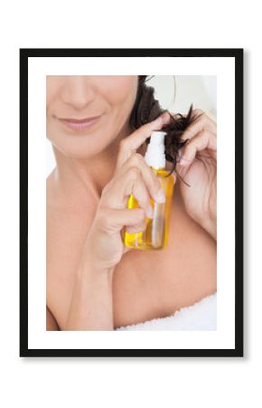 gros plan de femme qui met de l'huile sur ses cheveux
