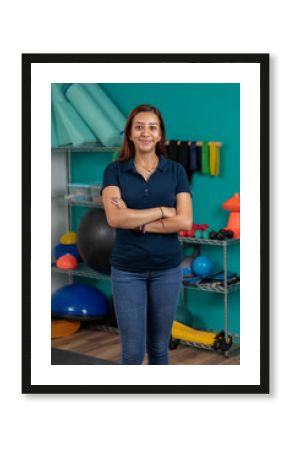 Mexican physiotherapist woman with arms crossed looking at camera smiling