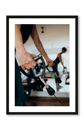 Close up - Seilzugübung im Fitnessraum