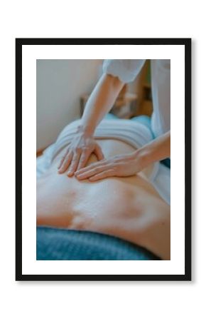 Manos de terapeuta dando un masaje relajante en la espalda mojada, tratamiento de spa y cuidado personal