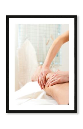 Patient bei der Physiotherapie - Massage