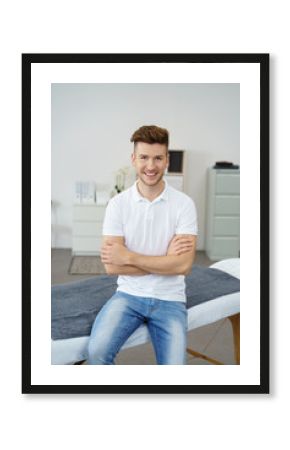 freundlicher physiotherapeut in seiner praxis