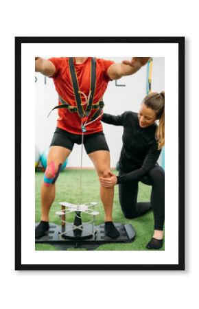Photo detail of the female physiotherapist assisting a male patient in a physical exercise in the legs. Concept of muscle health and relaxation.