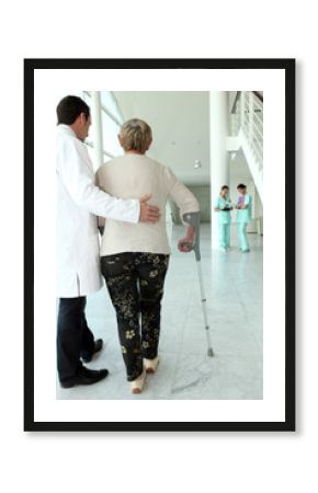 Médecin accompagnant une patiente