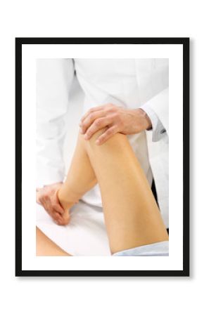 Rehabilitacja. Lekarz ortopeda.Lekarz ortopeda, rehabilitant bada nogę pacjenta