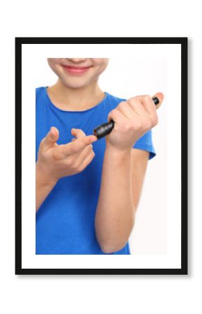 Zbadaj poziom cukru. Profilaktyka cukrzycy u dzieci.Badanie cukru we krwi , dziecko nakłuwa palec nakłuwaczem 