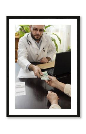 Pacjentka podaje pieniądze lekarzowi za wizytę lekarską. Babcia płaci lekarzowi za wizytę w prywatnym gabinecie lekarskim. Lekarz bierze pieniądze za wizytę w gabinecie lekarskim.