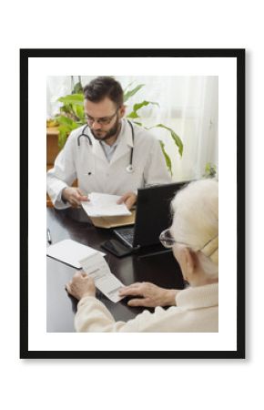 Lekarz podaje zastrzyk w brzuch starej kobiecie. Lekarz geriatra przyjmuje pacjenta w gabinecie. Stara kobieta u lekarza geriatry.Lekarz geriatra przyjmuje pacjenta. Odbiera dokumenty od pacjentki.
