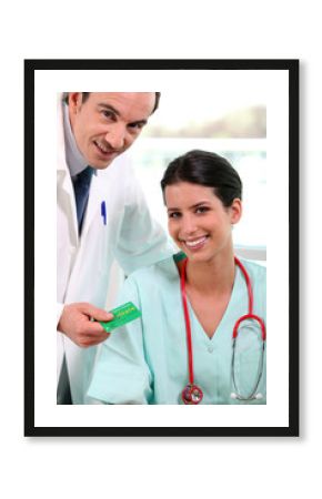 Médecin et assistante médicale