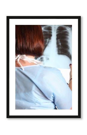 Donna medico osserva una radiografia