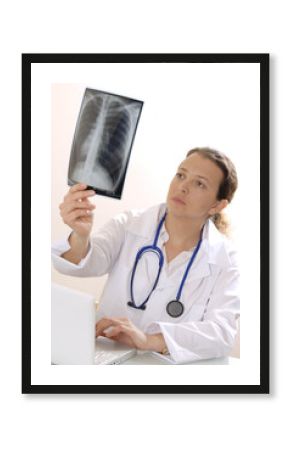 femme médecin radiographie