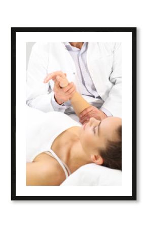 Lekarz i pacjent.  Lekarz trzyma pacjenta za rękę