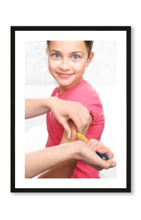 Zastrzyk z insuliny, dziecko chore na cukrzycę