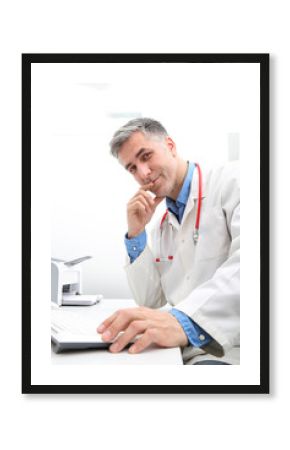 Uśmiechnięty lekarz patrzy w obiektyw 