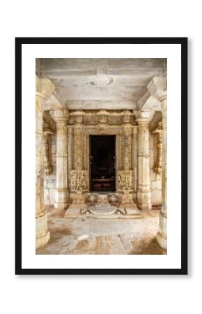 Statues of people on the walls with columns, ranakpur jain temple, India