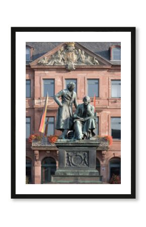 brüder-grimm-denkmal vor rathaus