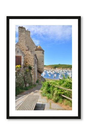 Tour en pierre de granit devant le port du Conquet