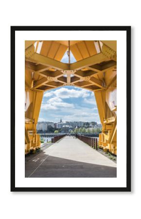 Sous la grue titan jaune de Nantes (France)