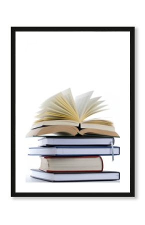 bücherstapel mit geöffnetem buch
