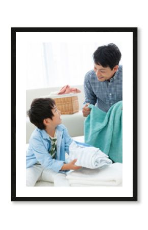 洗濯物を畳む親子