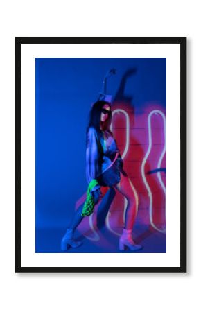 Ragazza con abiti colorati