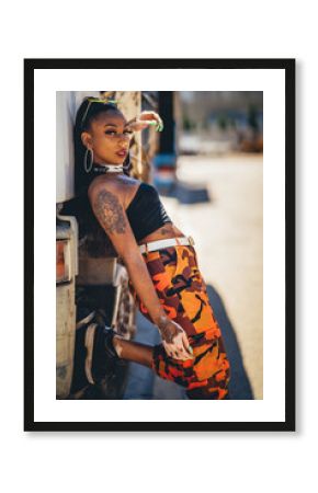 Chica trap rizos estilo fashion rubia joven moda industrial actual callejero