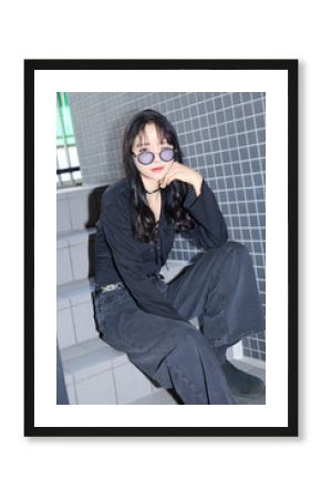 黒いカジュアルなコーディネートをした若い女性のファッションスナップ