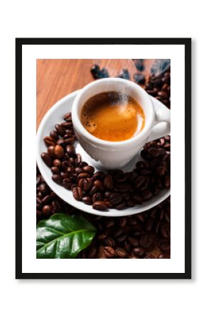 Tazzina di espresso italiano con chicchi di caffè 