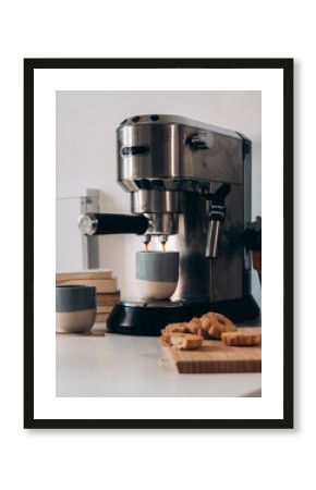 Machine à café expresso en action dans une tasse en céramique