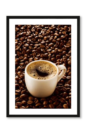 xícara de café expresso cremoso sobre fundo de grãos de café torrado em fundo branco 