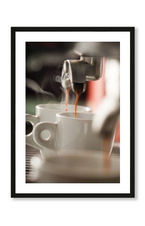 Machine à café servant deux tasses