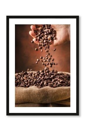 sacco riempito con chicchi di caffè