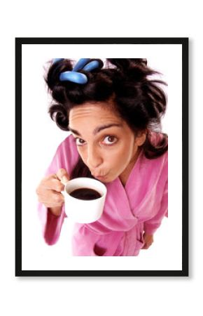 Mujer bebiendo café por la mañana.
