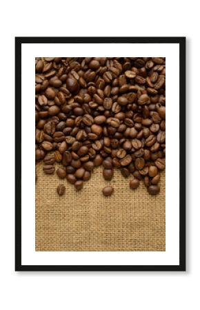 Granos de café tostados sobre tela de saco