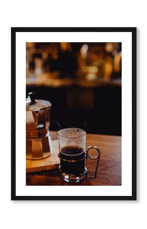 Servir du café chaud avec une cafetière italienne