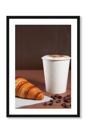 Pan croissant con café caliente y granos de café