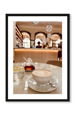 Café, verre d’eau et miel dans un café historique de gare à l’ambiance vintage