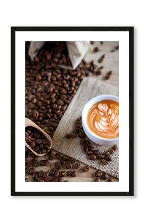 Bodegón de café. Fotografía compuesta de una taza de café con dibujos y granos de café alrededor dentro y fuera del saco. Concepto de sabor y cultura