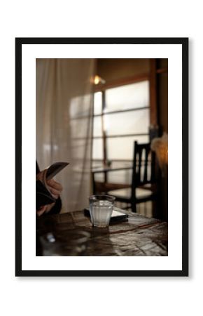 reading women in the cafe