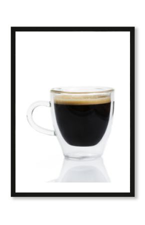 espresso von der seite in glastasse auf weissem hintergrund