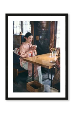 カフェで談笑する着物姿の日本人女性