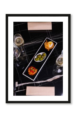 Aperitivo elegante servito in un bar con prosecco freddo