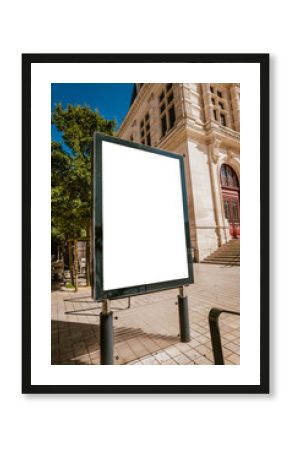 Mockup d'affiche en ville avec une mairie en fond - 120 x 176 - sucette - mock up de poster en bord de route de zone urbaine - journée ensoleillée - incrustation de pub