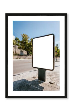 Mockup d'affiche en ville - 120 x 176 - sucette - mock up de poster en bord de route de zone urbaine - journée ensoleillée - incrustation de pub