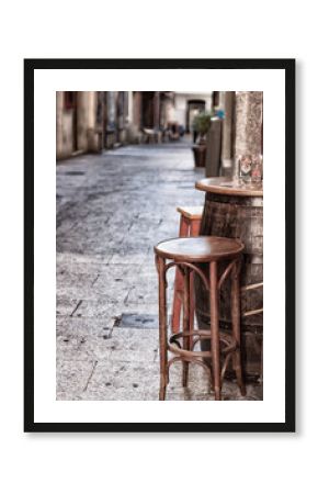 BANQUETAS DE BAR EN CALLE DEL CENTRO DE MADRID