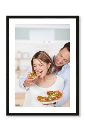 verliebtes paar isst pizza