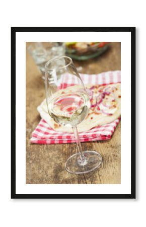Weißwein und französische Flammkuchen