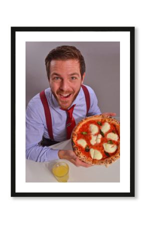 Hombre de negocios comiendo y disfrutando una pizza.
