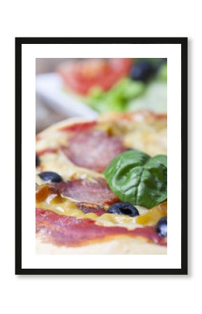 Nahaufnahme einer Pizza mit Basilikum